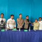 Ketua Bawaslu Banten, Ali Faisal saat menerima plakat usai sosialisasi JDIH di Universitas Setia Budhi Rangkasbitung. (istimewa)