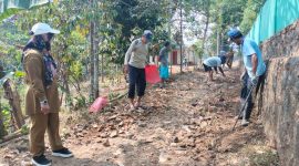 Kepala Desa Bendungan, Nining Mulyanah saat memantau pelaksanaan pembangunan JUT. (Istimewa)