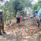 Kepala Desa Bendungan, Nining Mulyanah saat memantau pelaksanaan pembangunan JUT. (Istimewa)