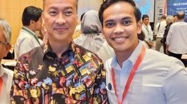 Ketua HIMKI Banten, Fahmi Ramadhana (kanan) saat foto bersama dengan Menteri Perindustrian Agus Gumiwang Kartasasmita. (Istimewa)