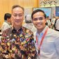 Ketua HIMKI Banten, Fahmi Ramadhana (kanan) saat foto bersama dengan Menteri Perindustrian Agus Gumiwang Kartasasmita. (Istimewa)