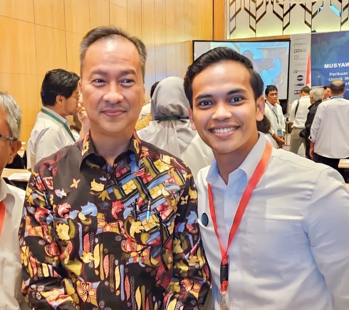 Ketua HIMKI Banten, Fahmi Ramadhana (kanan) saat foto bersama dengan Menteri Perindustrian Agus Gumiwang Kartasasmita. (Istimewa)