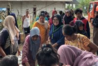 Ketua Umum Cabang HMI Lebak, Ratu Nisya Yulianti saat mendistribusikan air bersih di Kecamatan Leuwidamar. (Istimewa)