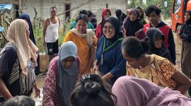 Ketua Umum Cabang HMI Lebak, Ratu Nisya Yulianti saat mendistribusikan air bersih di Kecamatan Leuwidamar. (Istimewa)