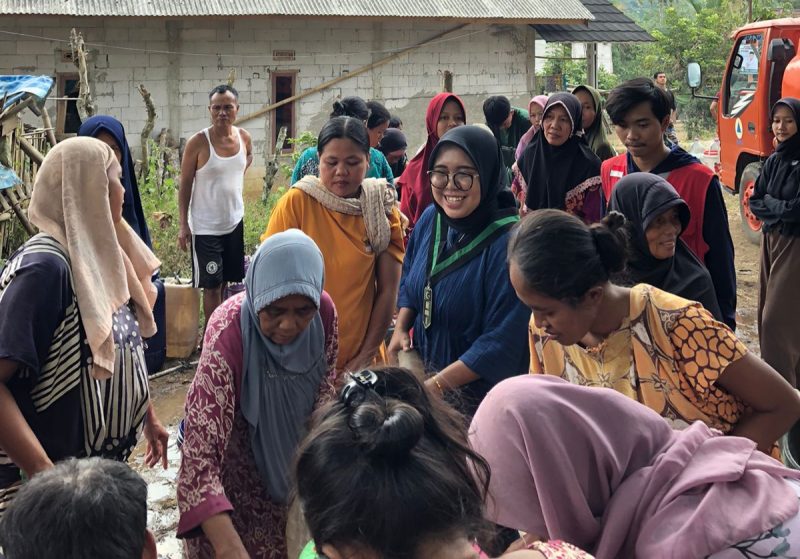 Ketua Umum Cabang HMI Lebak, Ratu Nisya Yulianti saat mendistribusikan air bersih di Kecamatan Leuwidamar. (Istimewa)