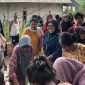 Ketua Umum Cabang HMI Lebak, Ratu Nisya Yulianti saat mendistribusikan air bersih di Kecamatan Leuwidamar. (Istimewa)