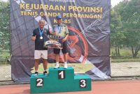Ketua Pelti Lebak, Mayor Inf Asmail (topi biru) saat menerima hadiah bersama pasangannya Sujarwo dalam kejuaraan tenis lapangan tingkat Provinsi Banten. (Istimewa)