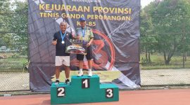Ketua Pelti Lebak, Mayor Inf Asmail (topi biru) saat menerima hadiah bersama pasangannya Sujarwo dalam kejuaraan tenis lapangan tingkat Provinsi Banten. (Istimewa)