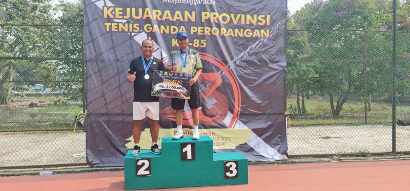 Ketua Pelti Lebak, Mayor Inf Asmail (topi biru) saat menerima hadiah bersama pasangannya Sujarwo dalam kejuaraan tenis lapangan tingkat Provinsi Banten. (Istimewa)