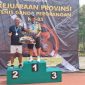 Ketua Pelti Lebak, Mayor Inf Asmail (topi biru) saat menerima hadiah bersama pasangannya Sujarwo dalam kejuaraan tenis lapangan tingkat Provinsi Banten. (Istimewa)