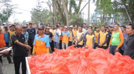 Petugas Kebersihan di Kabupaten Lebak saat antre bantuan dari Bil Grup. (istimewa)