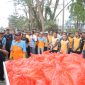 Petugas Kebersihan di Kabupaten Lebak saat antre bantuan dari Bil Grup. (istimewa)