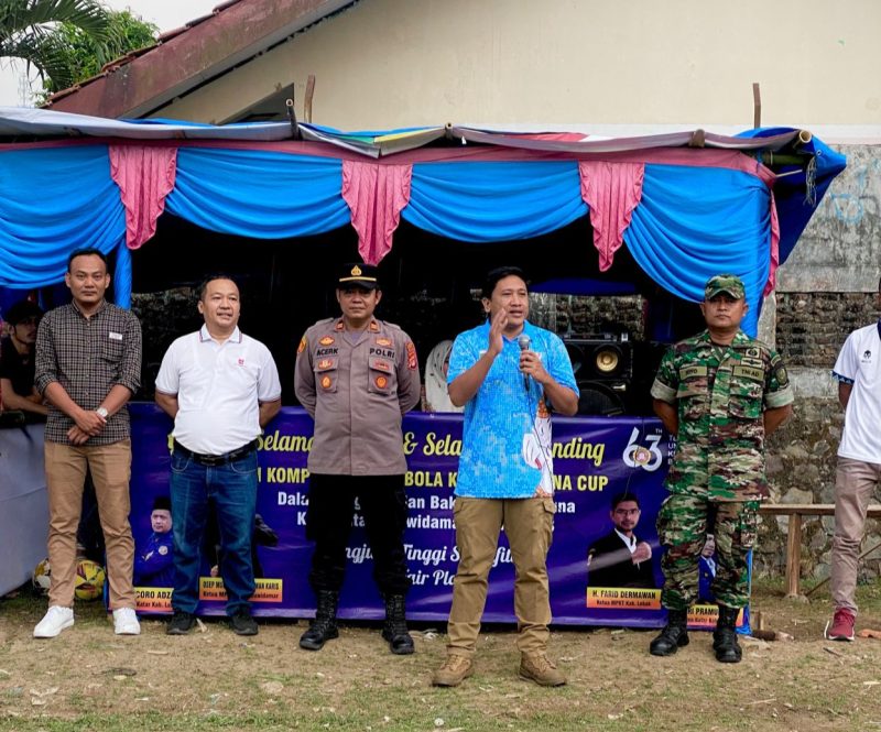 Ketua MPKT Kecamatan Leuwidamar, Osep Mulyawan Karis saat membuka kegiatan kejuaraan sepakbola Karang Taruna Kecamatan Leuwidamar di Lapangan Bung Jaja Parahiang. (Istimewa)