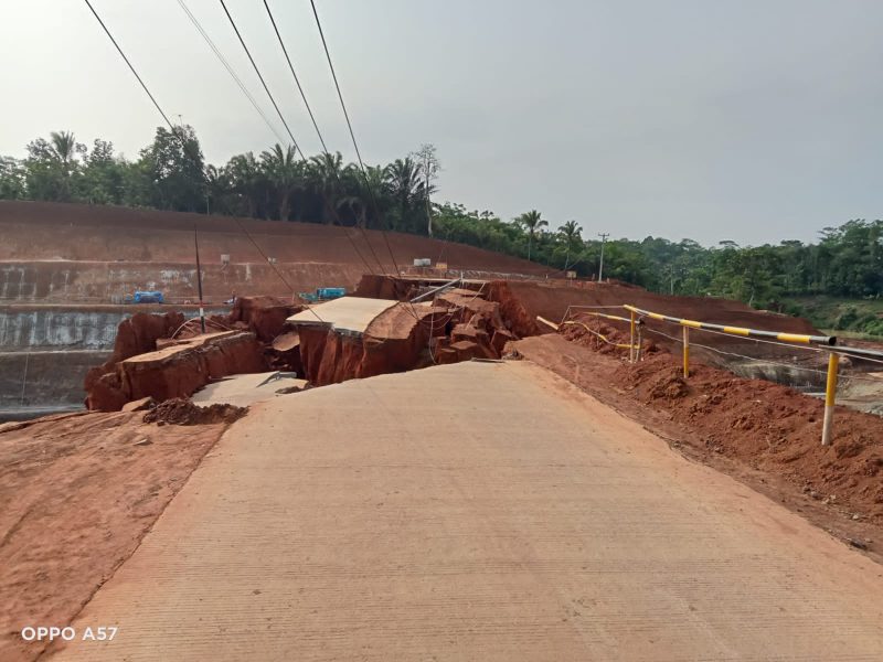 Penampakan jalan desa di Proyek Tol Serang - Panimbang Sesi III. (ISTIMEWA)