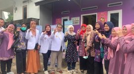 Kepala Dinkes Banten, Ati Pramudji Hastuti (tengah)