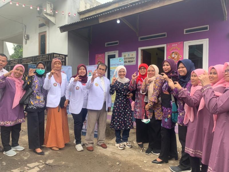 Kepala Dinkes Banten, Ati Pramudji Hastuti (tengah)