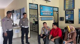 Kasatlantas Polres Lebak, AKP Mulya Sugiharto (duduk) saat berdiskusi dengan salah satu pemohon SIM di Satpas Polres Lebak. (istimewa)