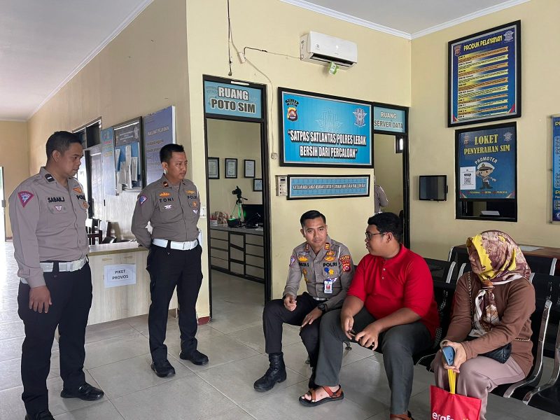 Kasatlantas Polres Lebak, AKP Mulya Sugiharto (duduk) saat berdiskusi dengan salah satu pemohon SIM di Satpas Polres Lebak. (istimewa)