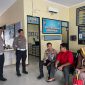 Kasatlantas Polres Lebak, AKP Mulya Sugiharto (duduk) saat berdiskusi dengan salah satu pemohon SIM di Satpas Polres Lebak. (istimewa)