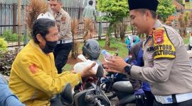 Kasatlantas Polres Lebak, AKP Mulya Sugiharto saat memberikan bingkisan produk UMKM kepada masyarakat yang membutuhkan. (Istimewa)