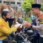 Kasatlantas Polres Lebak, AKP Mulya Sugiharto saat memberikan bingkisan produk UMKM kepada masyarakat yang membutuhkan. (Istimewa)