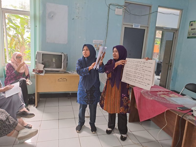 Tim FKM UI saat memberikan penguatan kapasitas kepada kader posyandu di Kecamatan Kalanganyar dalam upaya pencegahan dan penanganan stunting. (Istimewa)