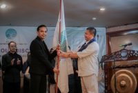 Fahmi Ramadhana (kiri) saat menerima Panji HIMKI Banten. (Istimewa)