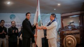 Fahmi Ramadhana (kiri) saat menerima Panji HIMKI Banten. (Istimewa)