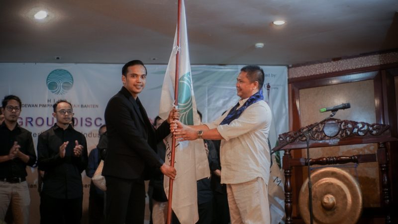 Fahmi Ramadhana (kiri) saat menerima Panji HIMKI Banten. (Istimewa)