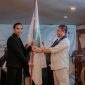 Fahmi Ramadhana (kiri) saat menerima Panji HIMKI Banten. (Istimewa)