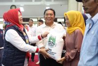 Pj Gubernur Banten Al Muktabar salurkan bantuan kemiskinan ekstrem di Pandeglang 