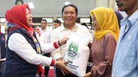 Pj Gubernur Banten Al Muktabar salurkan bantuan kemiskinan ekstrem di Pandeglang 