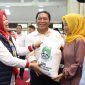 Pj Gubernur Banten Al Muktabar salurkan bantuan kemiskinan ekstrem di Pandeglang 