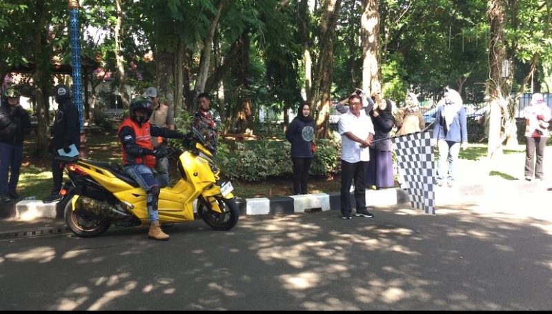 Direktur Klinik Agara Medika saat melepas peserta touring Kemanusiaan KORPRI Lebak. (istimewa)