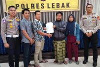 Kasatlantas Polres Lebak, AKP Mulya Sugiharto (kanan) saat Restorative Justice Kecelakaan Lalulintas di Cileles. (istimewa)