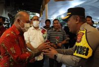 Kapolres Cilegon, AKBP Eko Tjahyo Untoro saat membagikan bunga kepada umat Nasrani yang melakukan ibadah. (Istimewa)