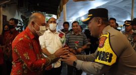 Kapolres Cilegon, AKBP Eko Tjahyo Untoro saat membagikan bunga kepada umat Nasrani yang melakukan ibadah. (Istimewa)