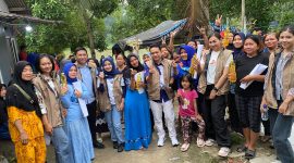 Ketua Repnas Banten, Osep Mulyawan Karis (keempat dari kiri) saat foto bersama dengan masyarakat di Kecamatan Rangkasbitung usai mensosialisasikan pasangan Prabowo - Gibran. (istimewa)
