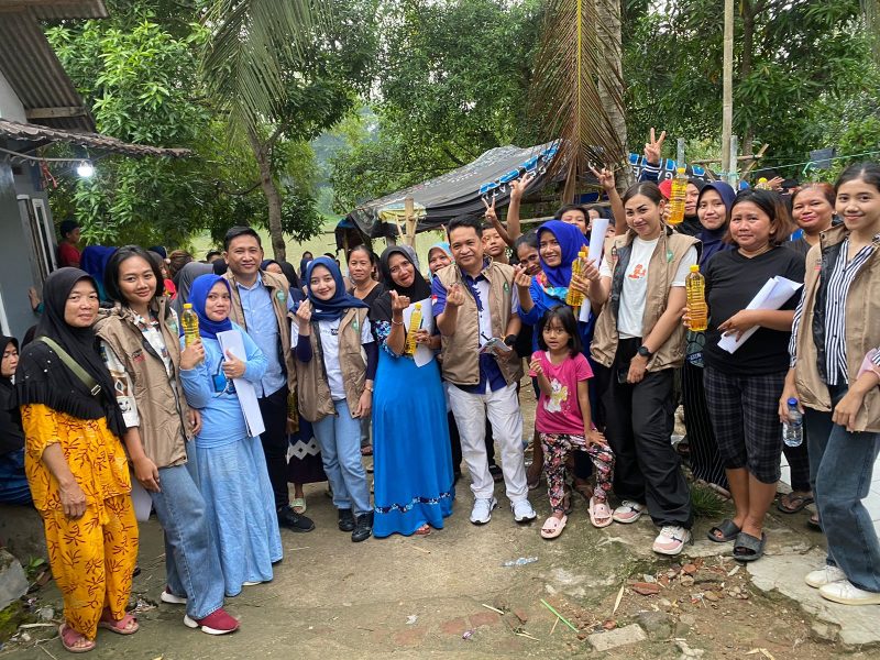 Ketua Repnas Banten, Osep Mulyawan Karis (keempat dari kiri) saat foto bersama dengan masyarakat di Kecamatan Rangkasbitung usai mensosialisasikan pasangan Prabowo - Gibran. (istimewa)