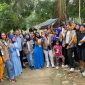 Ketua Repnas Banten, Osep Mulyawan Karis (keempat dari kiri) saat foto bersama dengan masyarakat di Kecamatan Rangkasbitung usai mensosialisasikan pasangan Prabowo - Gibran. (istimewa)