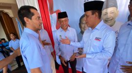 Ketua DPW Relawan Ndaru Provinsi Banten, Edi Haryadi (kiri) saat bersama dengan Ketua Dewan Pembina Relawan Ndaru, Komjen Pol (Purn) Boy Rafli Amar usai meresmikan rumah pemenangan Prabowo - Gibran. (Istimewa)