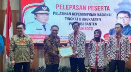 Kepala Bapelitbangda Lebak, Yosep Mohammad Holis (kanan) saat menerima apresiasi peringkat istimewa pertama pada pelatihan kepemimpinan nasional LAN RI. (istimewa)