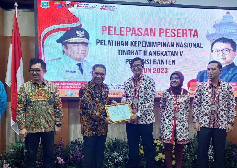 Kepala Bapelitbangda Lebak, Yosep Mohammad Holis (kanan) saat menerima apresiasi peringkat istimewa pertama pada pelatihan kepemimpinan nasional LAN RI. (istimewa)