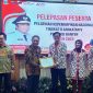 Kepala Bapelitbangda Lebak, Yosep Mohammad Holis (kanan) saat menerima apresiasi peringkat istimewa pertama pada pelatihan kepemimpinan nasional LAN RI. (istimewa)