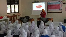 Sejumlah pelajar putri SMPN 3 Kalanganyar saat mengikuti edukasi gizi dari FKM UI. (Istimewa)