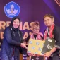 Uas Romansah saat menerima penghargaan guru Dedikatif tingkat nasional. (Istimewa)