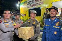 Kapolda Banten, Irjen Pol Abdul Karim saat memberikan hadiah kepada petugas pengamanan Natal dan tahun baru 2024. (Istimewa)