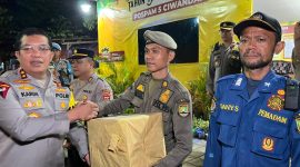 Kapolda Banten, Irjen Pol Abdul Karim saat memberikan hadiah kepada petugas pengamanan Natal dan tahun baru 2024. (Istimewa)