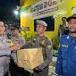 Kapolda Banten, Irjen Pol Abdul Karim saat memberikan hadiah kepada petugas pengamanan Natal dan tahun baru 2024. (Istimewa)