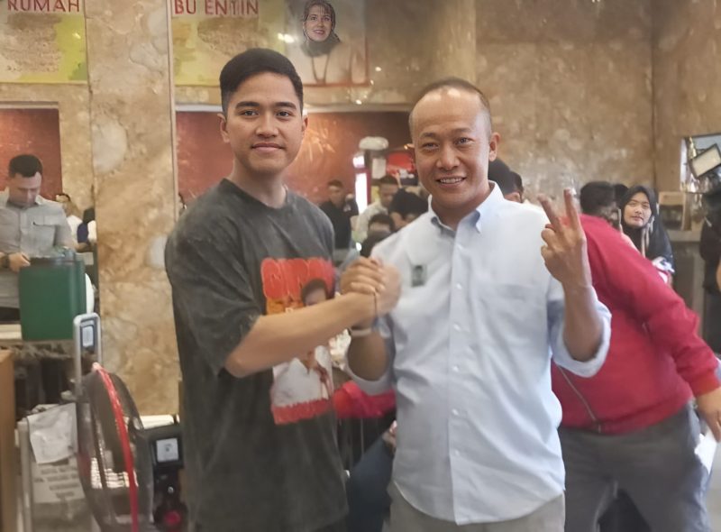 Ketua Ndaru Banten, Edi Haryadi saat foto bersama dengan Ketua Umum PSI, Kaesang Pangarep. (Istimewa)